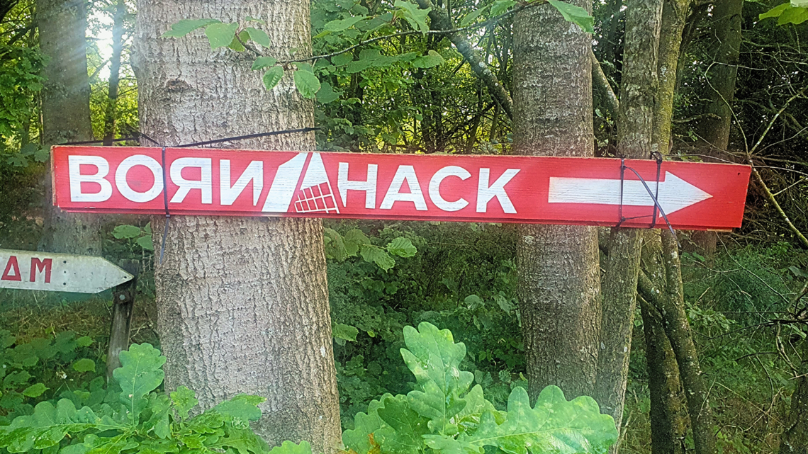 Udpyntet skilt der viser vej til BornHack 
