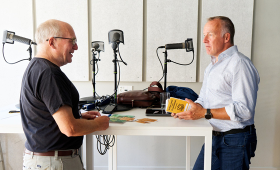 Jens Henning Ravnsmed i studiet med Claus Due til interview