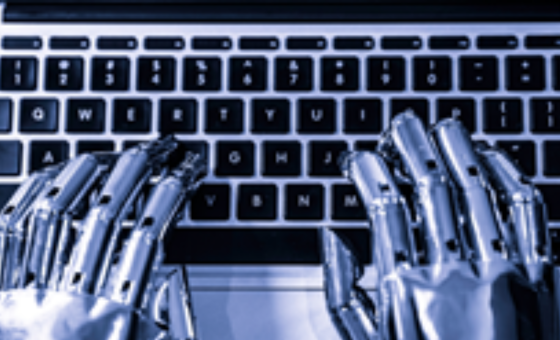 Robothænder taster på tastatur 